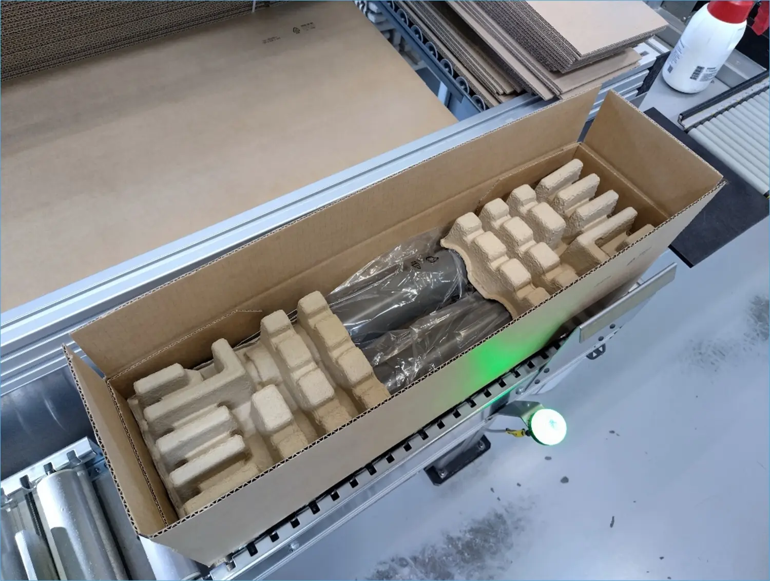 Billede af emballage, som er testet og udviklet i samarbejde med en testfacilitet, og nu opfylder ISTA 3A standarder.